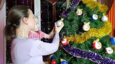 幸福的家庭母女装饰圣诞树